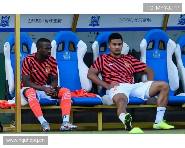 刚看到谌龙出街照，外表朴素随手一件配饰比我一个月房租还贵