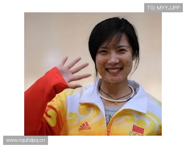 杜丽又发晚宴照，那裙子能顶我好几年的房租，抬杯的眼神活像在拍戏