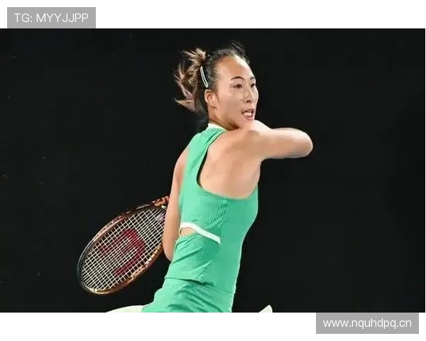 看郑钦文比赛跟明星约会似的，衣品和奢侈品都藏不住了！